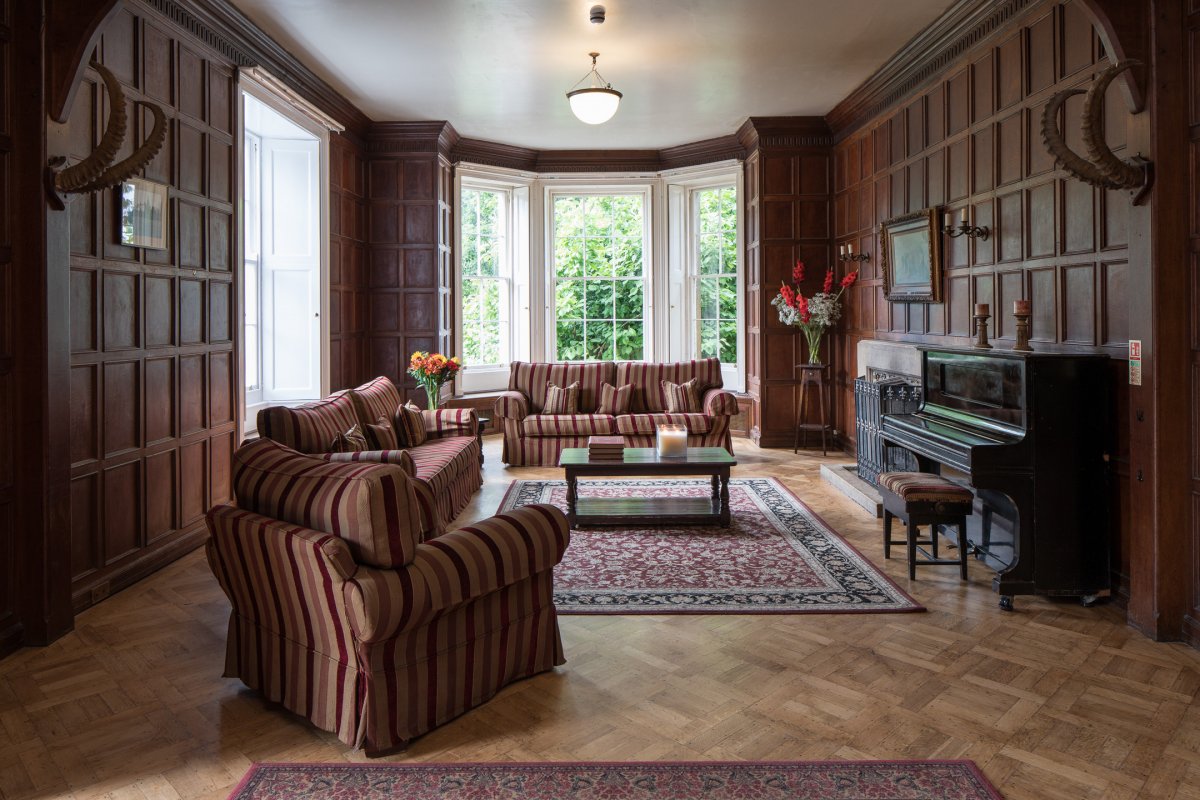 We have a traditional oak panelled entrance hall with open fire.